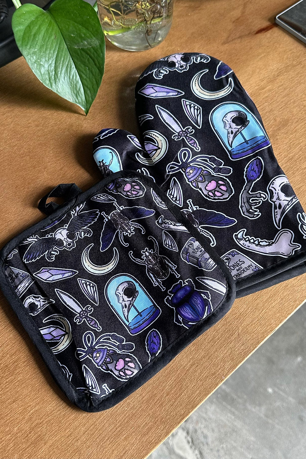 Oddities Oven Mitt Set